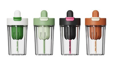 Пластиковая бутылка с водой для кофе