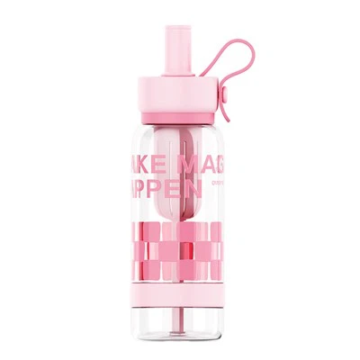 Стройная пластиковая бутылка с водой